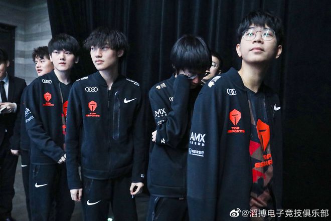 他陷入困境 他陷入困境